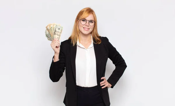 Mulher Bonita Sorrindo Feliz Com Uma Mão Quadril Confiante Positiva — Fotografia de Stock