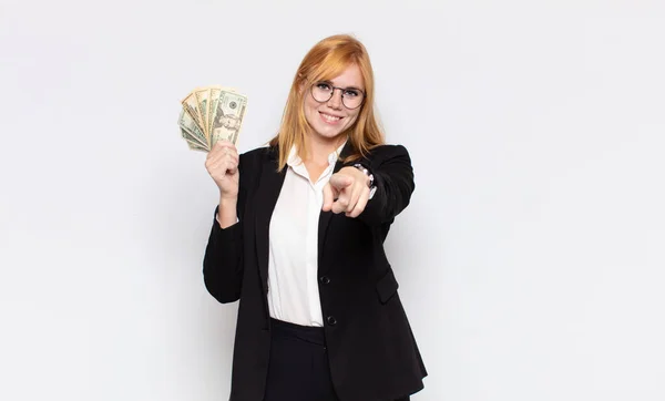 Mooie Vrouw Wijzen Naar Camera Met Een Tevreden Zelfverzekerde Vriendelijke — Stockfoto