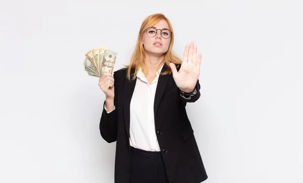 Bonita Mulher Olhando Sério Popa Descontente Irritado Mostrando Palma Aberta — Fotografia de Stock