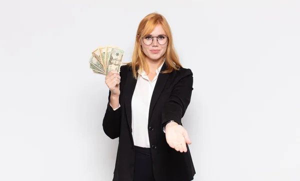 Mooie Vrouw Glimlachen Gelukkig Met Vriendelijke Zelfverzekerde Positieve Blik Het — Stockfoto