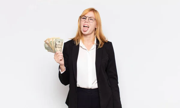 Mooie Vrouw Met Vrolijke Zorgeloze Rebelse Houding Grappen Maken Tong — Stockfoto