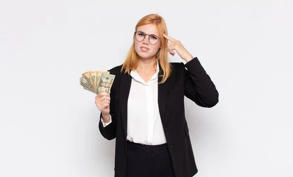 Bella Donna Sente Confuso Perplesso Mostrando Che Sei Pazzo Pazzo — Foto Stock