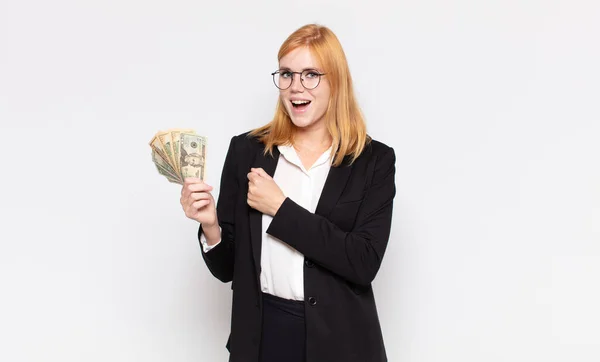 Mooie Vrouw Die Zich Gelukkig Positief Succesvol Voelt Gemotiveerd Wanneer — Stockfoto