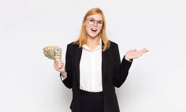 Bonita Mujer Sintiéndose Feliz Sorprendida Alegre Sonriendo Con Actitud Positiva —  Fotos de Stock