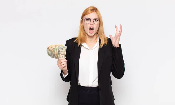 Mooie Vrouw Schreeuwen Met Handen Omhoog Lucht Zich Woedend Gefrustreerd — Stockfoto