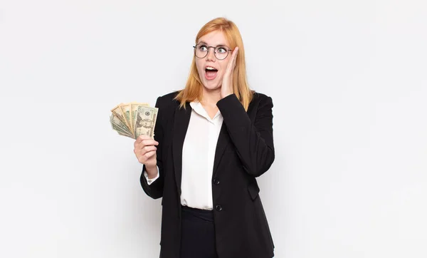 Mujer Bonita Sintiéndose Feliz Emocionada Sorprendida Mirando Lado Con Ambas —  Fotos de Stock