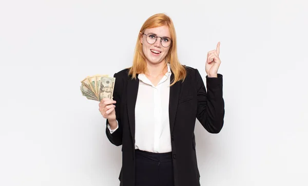 Mooie Vrouw Voelt Zich Als Een Gelukkig Opgewonden Genie Het — Stockfoto