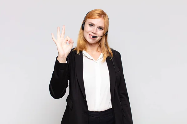 Mooie Vrouw Voelt Zich Gelukkig Ontspannen Tevreden Het Tonen Van — Stockfoto