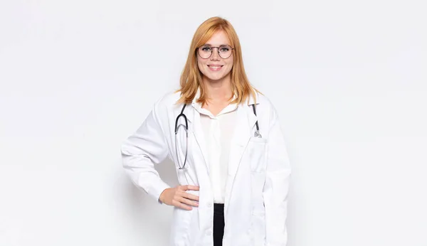 Bonita Mujer Sonriendo Felizmente Con Una Mano Cadera Actitud Segura — Foto de Stock