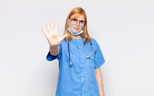 Mooie Vrouw Glimlachen Kijken Vriendelijk Tonen Nummer Vijf Vijfde Met — Stockfoto