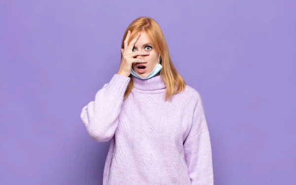 Jolie Femme Air Choquée Effrayée Terrifiée Couvrant Visage Avec Main — Photo