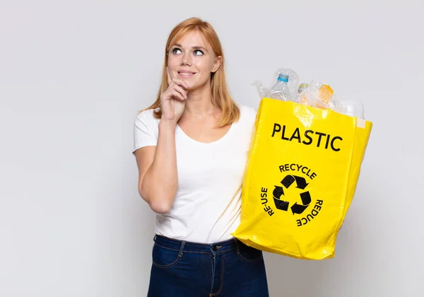 Hübsche Frau Lächelt Glücklich Und Träumt Oder Zweifelt Schaut Zur — Stockfoto