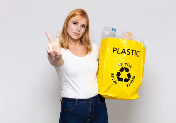 Hübsche Frau Lächelt Und Sieht Glücklich Unbeschwert Und Positiv Aus — Stockfoto