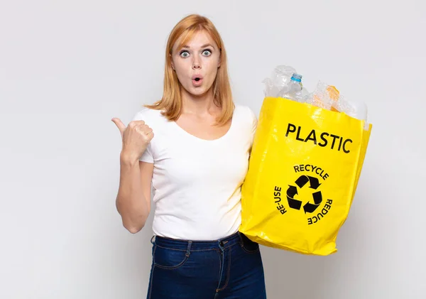 Hübsche Frau Schaut Erstaunt Ungläubig Zeigt Auf Gegenstand Der Seite — Stockfoto