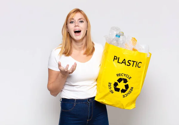 Mooie Vrouw Zoek Wanhopig Gefrustreerd Gestresst Ongelukkig Geïrriteerd Schreeuwen Schreeuwen — Stockfoto