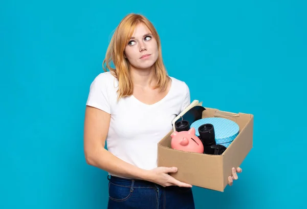 Mooie Vrouw Shrugging Zich Verward Onzeker Voelen Twijfelen Met Armen — Stockfoto