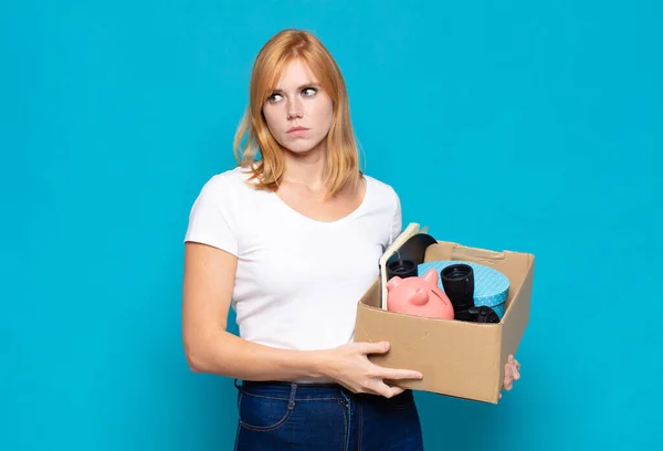 Mooie Vrouw Voelt Zich Verdrietig Boos Boos Kijkt Naar Kant — Stockfoto