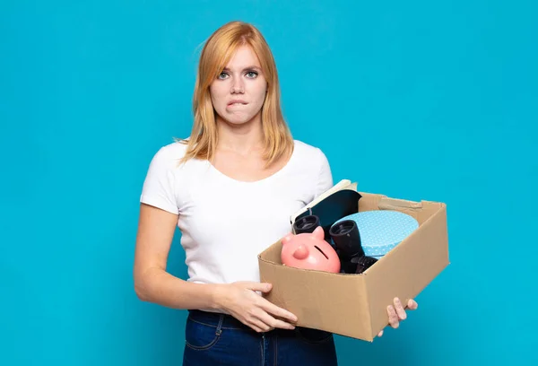 Mooie Vrouw Kijken Verbaasd Verward Bijtende Lip Met Een Nerveus — Stockfoto