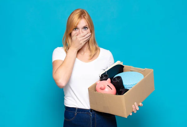 Mooie Vrouw Bedekken Mond Met Handen Met Een Geschokt Verrast — Stockfoto