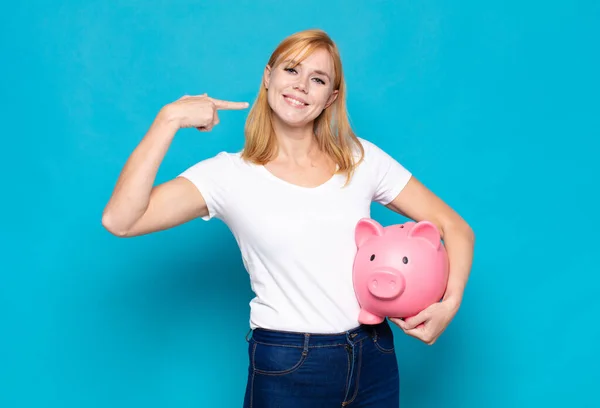 Bella Donna Sorridente Con Fiducia Puntando Proprio Ampio Sorriso Positivo — Foto Stock