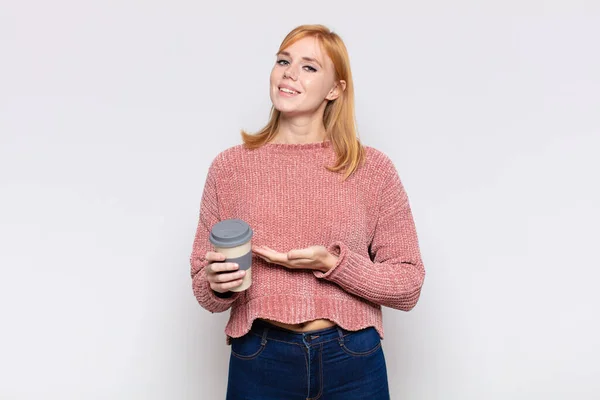 Mulher Bonita Sorrindo Alegremente Sentindo Feliz Mostrando Conceito Espaço Cópia — Fotografia de Stock