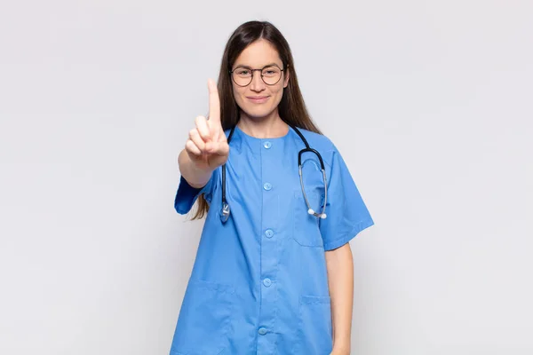 Hübsche Frau Lächelt Stolz Und Selbstbewusst Und Posiert Triumphierend Auf — Stockfoto