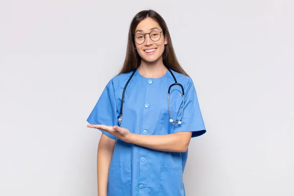 Mooie Vrouw Glimlachen Vrolijk Zich Gelukkig Voelen Tonen Een Concept — Stockfoto