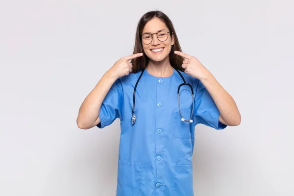 Mulher Bonita Sorrindo Confiantemente Apontando Para Próprio Sorriso Largo Positivo — Fotografia de Stock