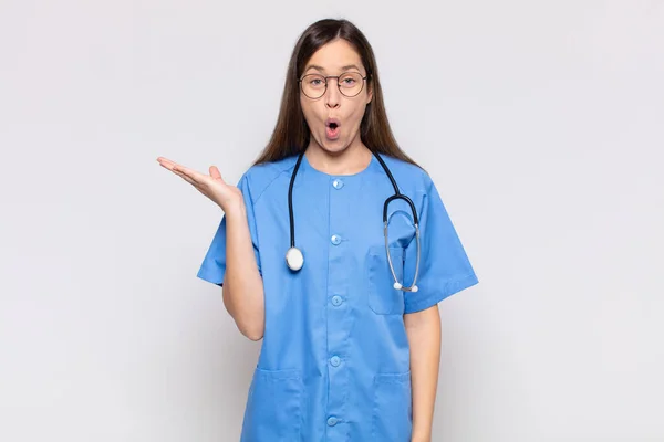 Mooie Vrouw Kijken Verrast Geschokt Met Kaak Laten Vallen Houden — Stockfoto