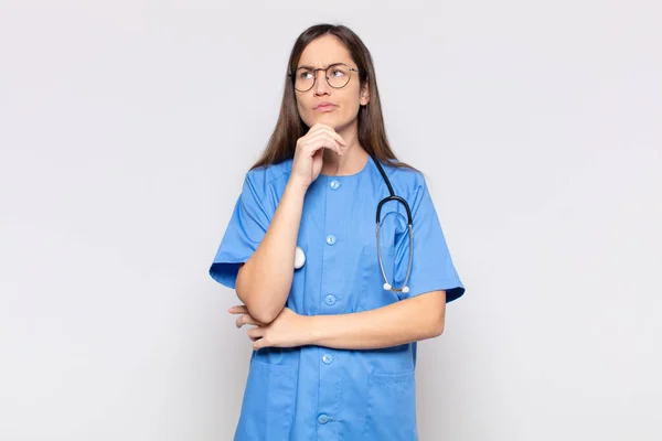 Hübsche Frau Denkt Fühlt Sich Zweifelhaft Und Verwirrt Hat Verschiedene — Stockfoto