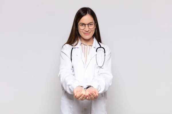 Mulher Bonita Sorrindo Feliz Com Amigável Confiante Olhar Positivo Oferecendo — Fotografia de Stock