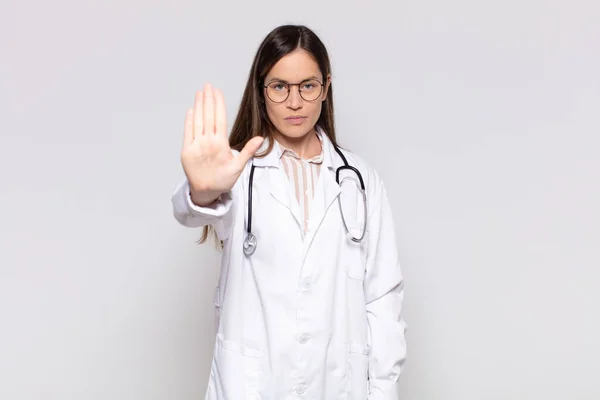 Mooie Vrouw Zoek Serieus Streng Ontevreden Boos Tonen Open Palm — Stockfoto