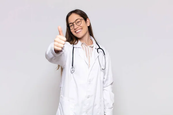 Mulher Bonita Sentindo Orgulhosa Despreocupada Confiante Feliz Sorrindo Positivamente Com — Fotografia de Stock