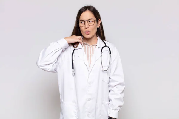 Mooie Vrouw Voelt Zich Gestrest Angstig Moe Gefrustreerd Trekken Shirt — Stockfoto