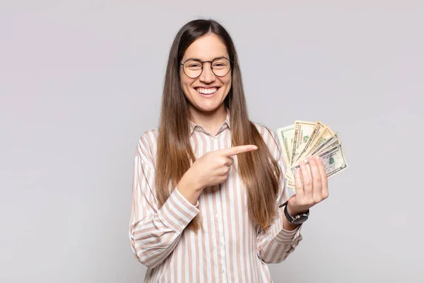 Mulher Bonita Sorrindo Alegremente Sentindo Feliz Apontando Para Lado Para — Fotografia de Stock