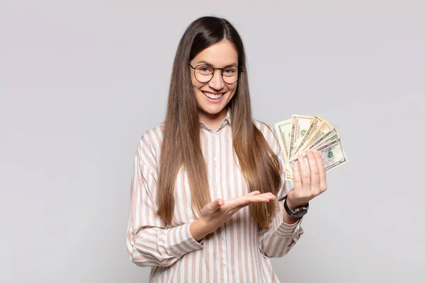 Bella Donna Sorridente Allegramente Sentendosi Felice Mostrando Concetto Spazio Copia — Foto Stock