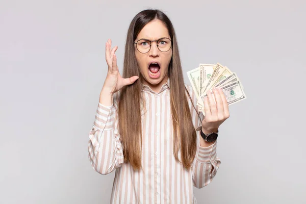 Bella Donna Urlando Con Mani Alto Aria Sentirsi Furioso Frustrato — Foto Stock