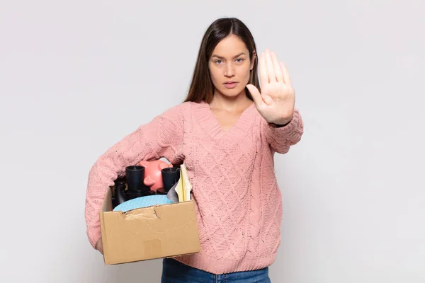 Bella Donna Sembra Serio Severo Dispiaciuto Arrabbiato Mostrando Mano Aperta — Foto Stock