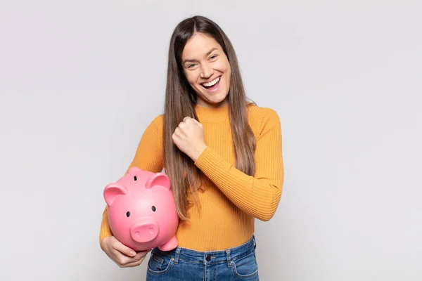 Mujer Bonita Sentirse Feliz Positiva Exitosa Motivada Cuando Enfrenta Desafío — Foto de Stock