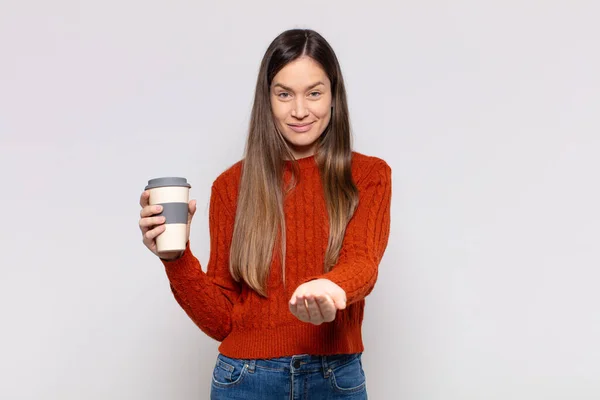 Hübsche Frau Mit Freundlichem Selbstbewusstem Positivem Blick Die Ein Objekt — Stockfoto