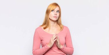 Kızıl saçlı güzel bir kadın entrikalar ve komplolar kuruyor, hilekârlıklar ve hilekarlıklar düşünüyor, kurnazlık ve ihanet