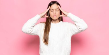 Genç ve güzel bir kadın konsantre, düşünceli ve ilham verici, beyin fırtınası yapıyor ve hayal kuruyor.