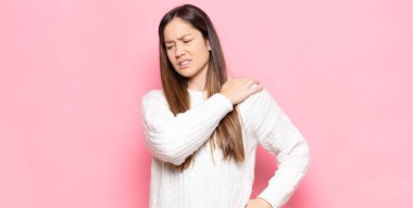 Genç, güzel bir kadın yorgun, stresli, endişeli, hayal kırıklığına uğramış ve depresif hissediyor. Sırt ya da boyun ağrısı çekiyor.