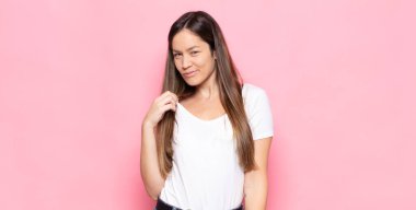 Genç ve güzel bir kadın kibirli, başarılı, pozitif ve gururlu görünüyor.