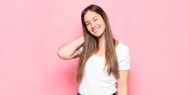 Genç, güzel bir kadın neşeli ve kendinden emin bir şekilde gülüyor. Sıradan, mutlu, dostane bir gülümsemeyle.