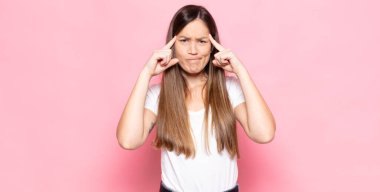 Genç ve güzel bir kadın konsantre olmuş ve bir fikir üzerinde kafa yoruyor, bir soruna ya da soruna bir çözüm hayal ediyor.