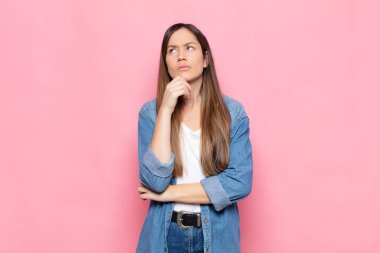 Genç, güzel bir kadın farklı seçenekleri olan, şüpheli ve şaşkın hisseder, hangi kararı vereceğini merak eder.