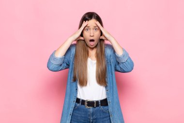 Genç, güzel bir kadın dehşete kapılmış ve şok olmuş hissediyor. Bir hata yüzünden el ele tutuşup panikliyor.