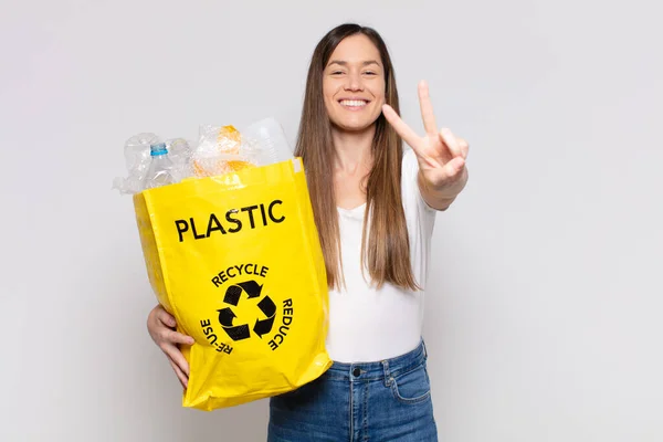 Hübsche Frau Lächelt Und Sieht Glücklich Unbeschwert Und Positiv Aus — Stockfoto