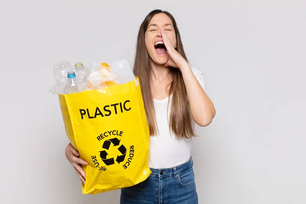 Hübsche Frau Die Sich Glücklich Aufgeregt Und Positiv Fühlt Schreit — Stockfoto